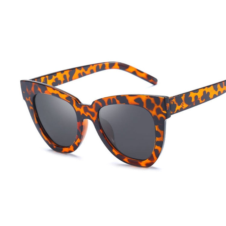 Lunettes de soleil carrées en œil de chat pour femmes, monture noire.